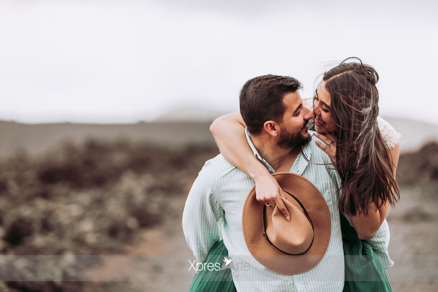 pareja novios riendo