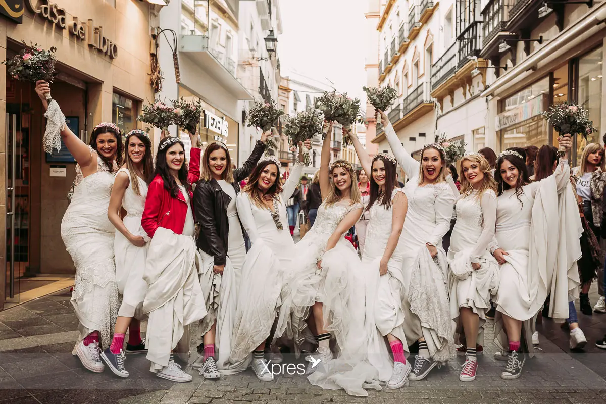 Novias paseando por la calle Sierpes en Sevilla