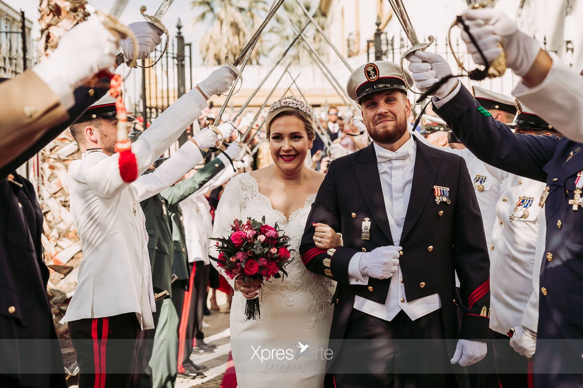 Salida de los novios con pasillo militar y espadas