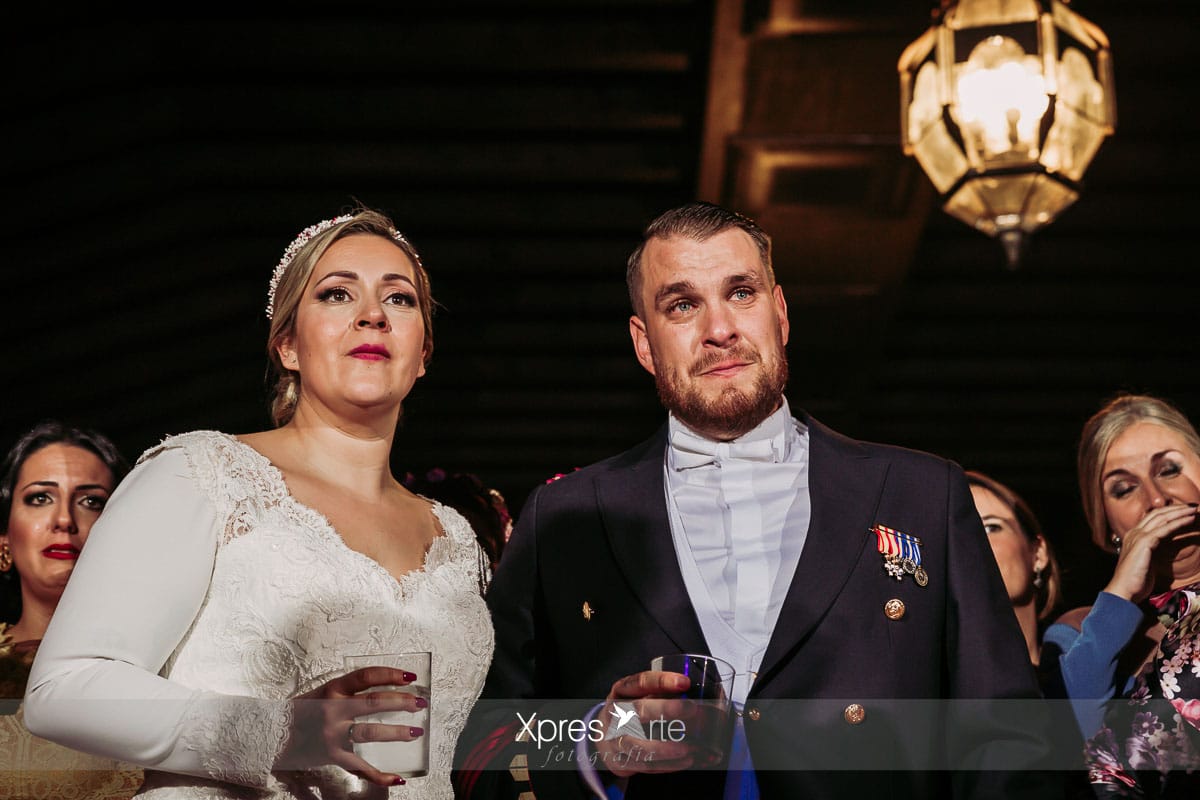 Novios emocionados en su boda
