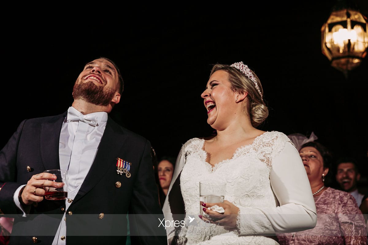Risas y fiesta de boda