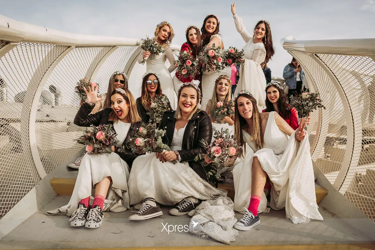 Novias con sus vestidos en las setas de Sevilla