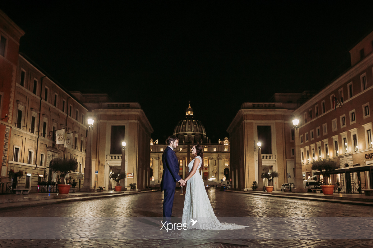 Fotógrafo de potboda en la plaza de San Pedro de Roma por la noche