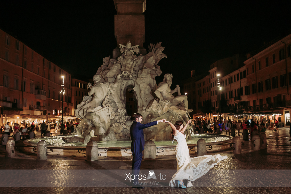 Novios bailando frente a la fontana de los cuatro ríos en Roma