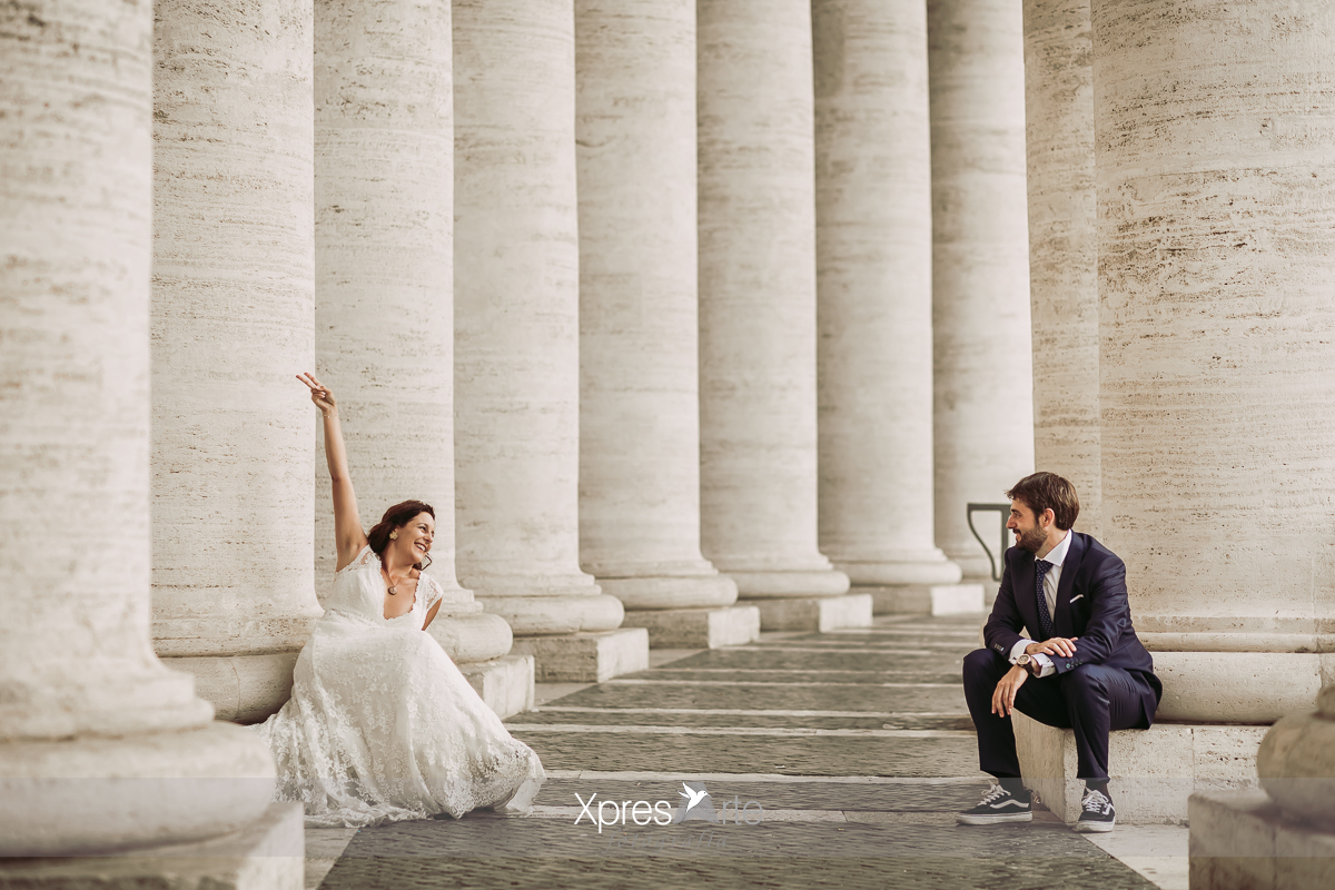 Momentos divertidos de pareja de novios en Roma