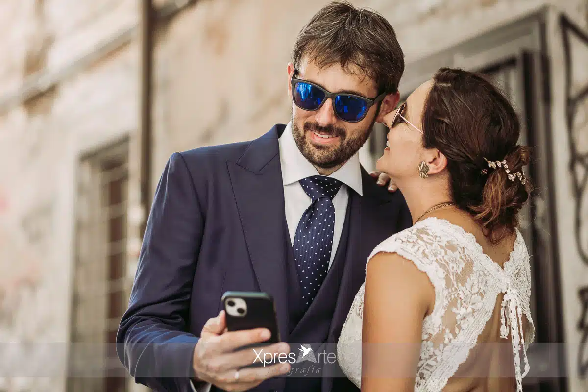 Momentos románticos y divertidos de novios.