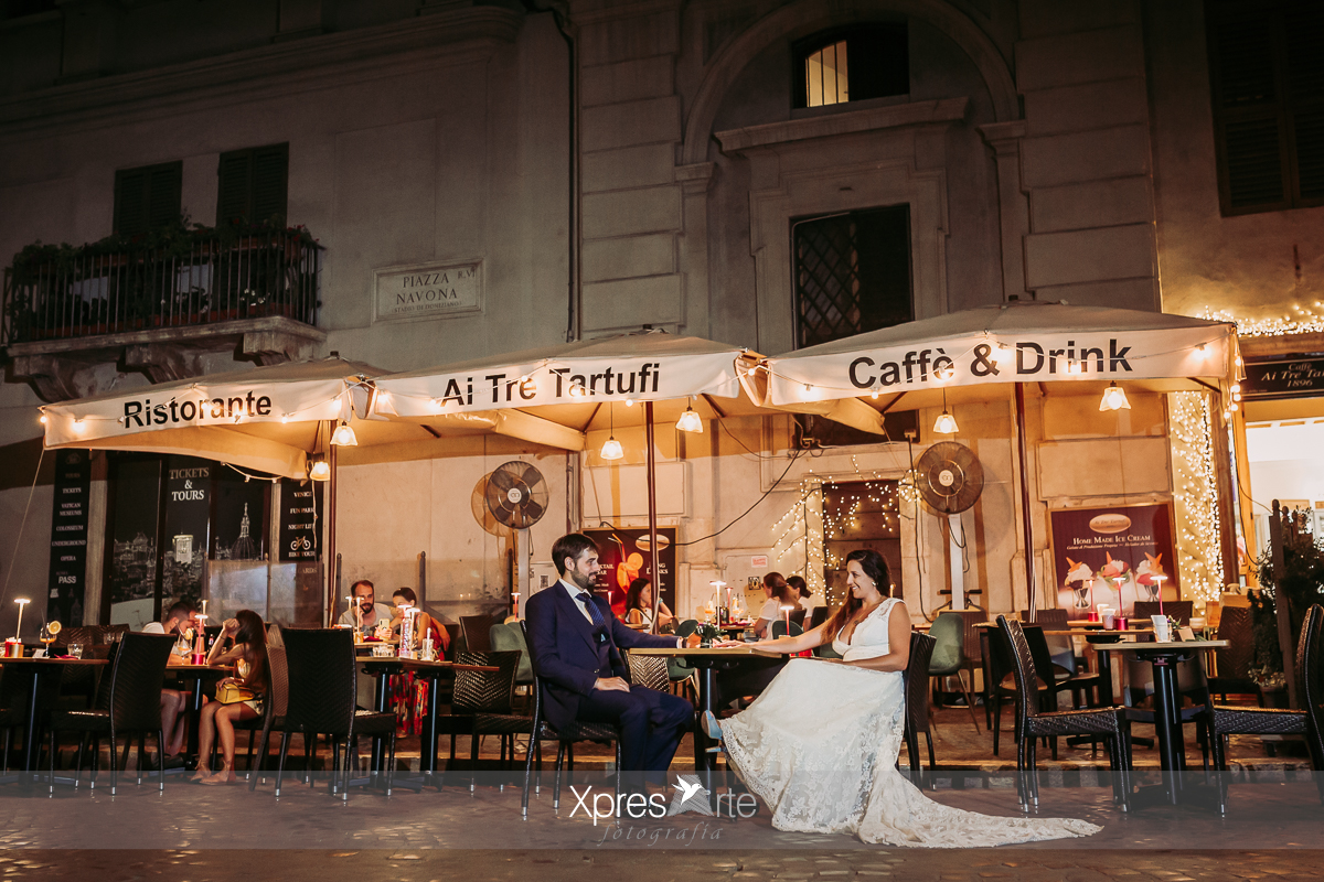 Pareja de boda en la Piazza Navona de Roma