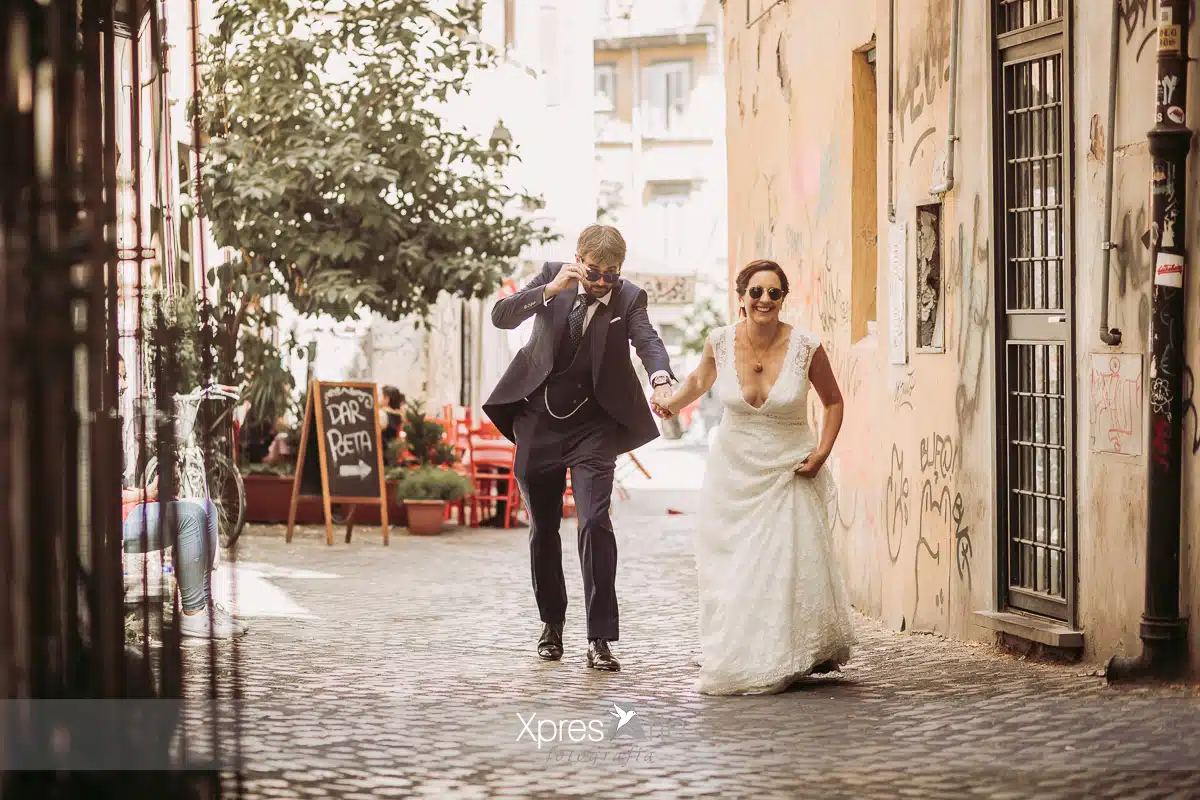 Paseo pareja de novios por el barrio trastévere de Roma