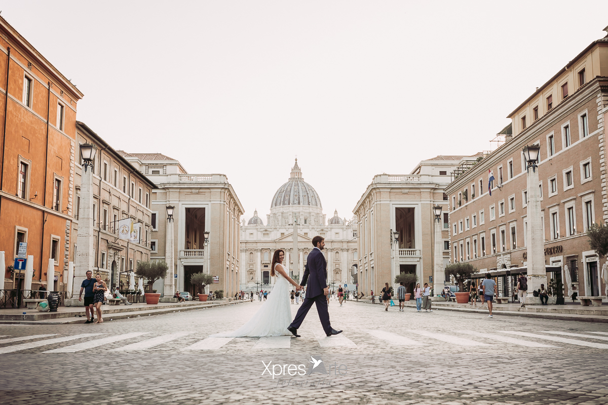 Postboda en la plaza de San Pedro de Roma