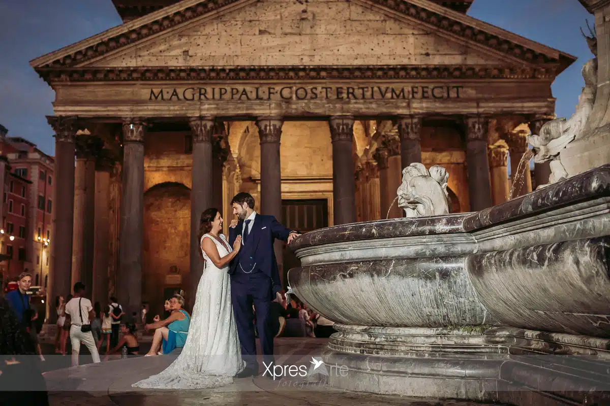 Postboda en Roma frente al Panteón de Agripa