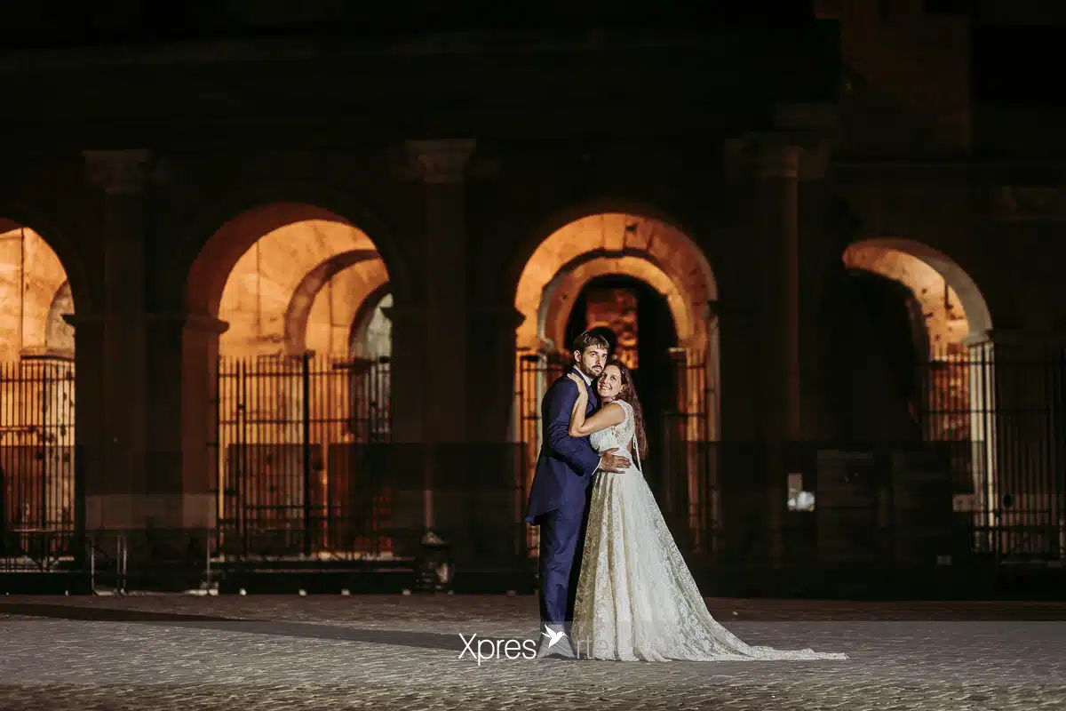 Pareja de recién casados en elColiseo Romano